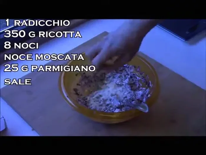 Preparare la farcia: mescolare la ricotta, le noci tritate, la noce moscata, il parmigiano e il sale.