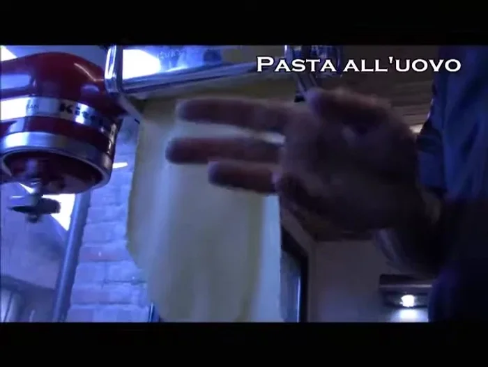 Stendere la pasta all'uovo finemente.