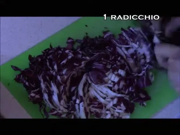Tagliare finemente il radicchio trevigiano.