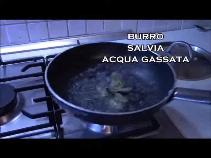 In una padella, scaldare il burro con la salvia. Sfumate con acqua gassata per creare una cremina.