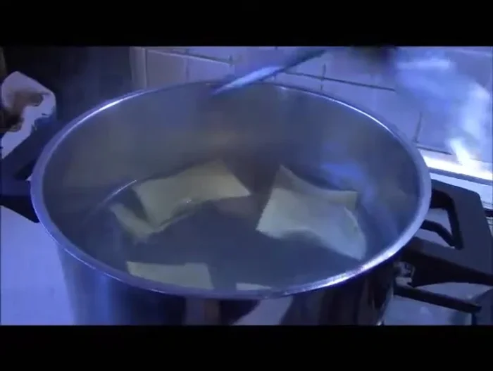 Cuocere i ravioli in acqua bollente salata per pochi minuti.
