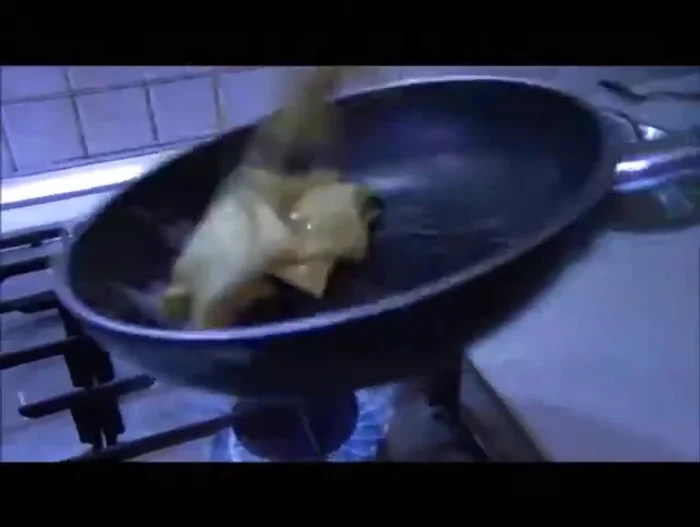 Saltare i ravioli in padella con il burro e la salvia.