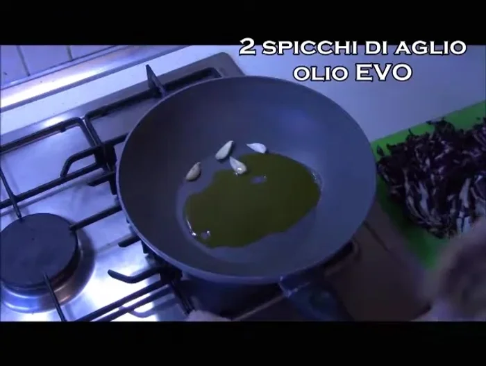 In una padella ampia, aggiungere 2 spicchi d'aglio (privati dell'anima centrale) e lasciar insaporire nell'olio fino a quando si formano delle bollicine.