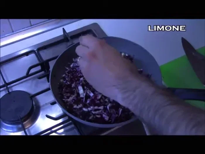 Aggiungere un po' di succo di limone per evitare l'ossidazione del radicchio.