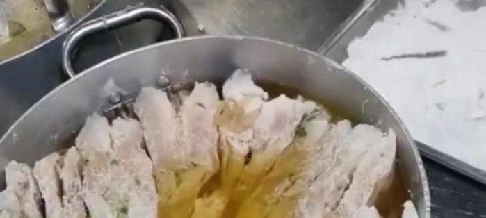 Disponiamo i tranci di stoccafisso in una pentola, assicurandoci che l'olio copra tutto il prodotto.