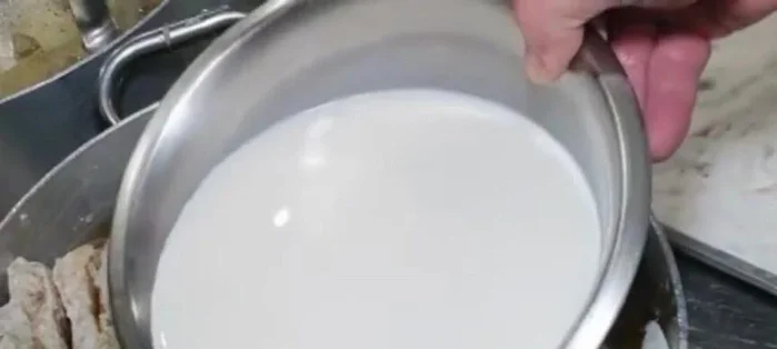 Versiamo il latte.