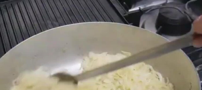 Una volta stufate le cipolle, aggiungiamo le alici precedentemente spezzettate.