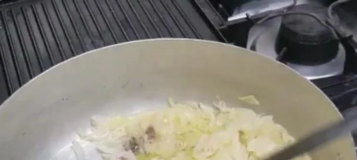 Facciamo cuocere per altri 3-4 minuti.