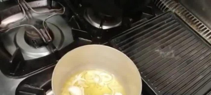 Iniziamo il procedimento soffriggendo la cipolla in abbondante olio.