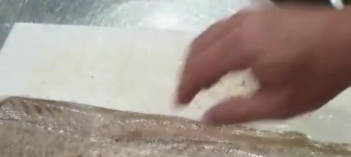 Chiudiamo lo stoccafisso a libro e lo tagliamo a tranci.