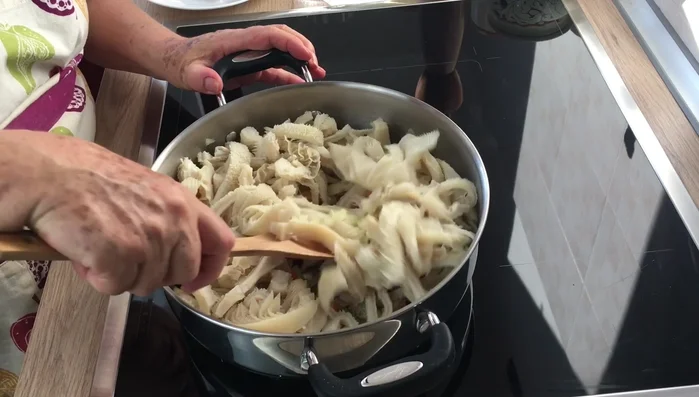 Aggiungere la trippa, precedentemente lavata e lessata con cipolla, garofani, sedano e carota (5.31, 60.13, 62.2, 65.34).