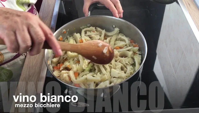 Unire il vino bianco e far sfumare (278.849).