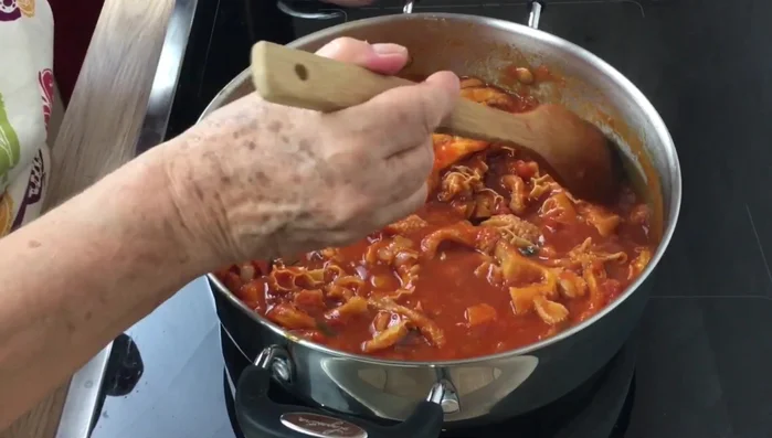 Una volta cotta, la trippa si sarà ritirata. Aggiungere il pecorino romano (412.09).