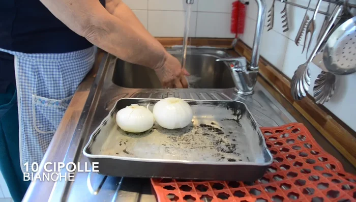 Disporre le cipolle in una teglia, con il lato tagliato verso l'alto.