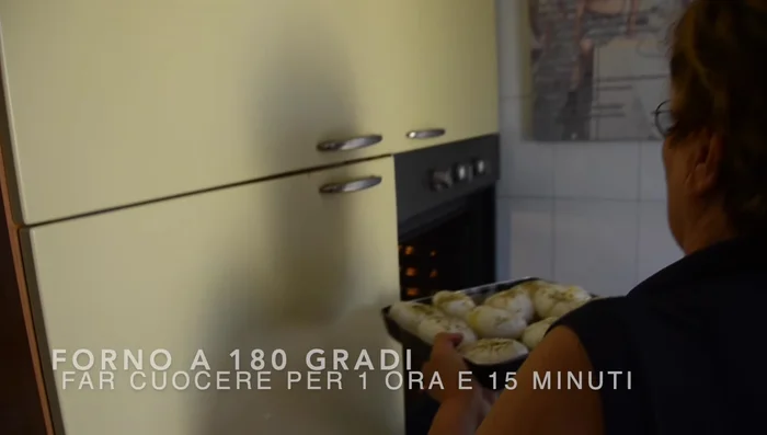 Cuocere in forno a 180°C per circa 1 ora e 15 minuti.