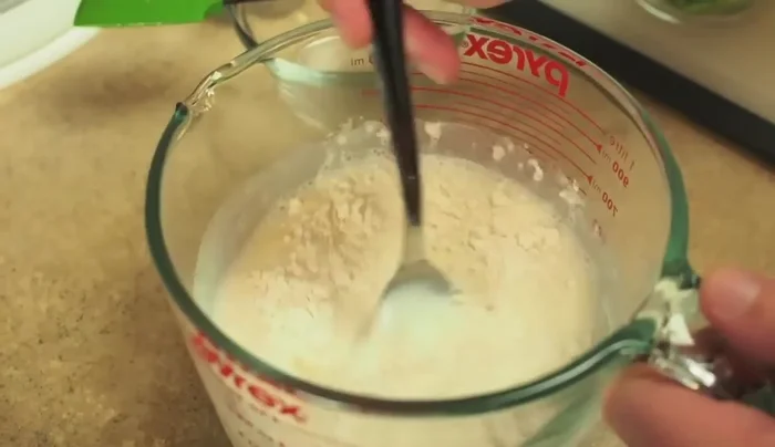 In una ciotola, sciogliere il grana padano nel latte scremato.
