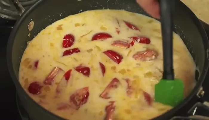 Aggiungere il composto di latte e grana alla salsa e cuocere per circa 3 minuti fino a quando la salsa si addensa.