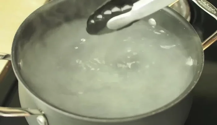 Aggiungere sale all'acqua bollente e cuocere le farfalle seguendo le istruzioni sulla confezione.