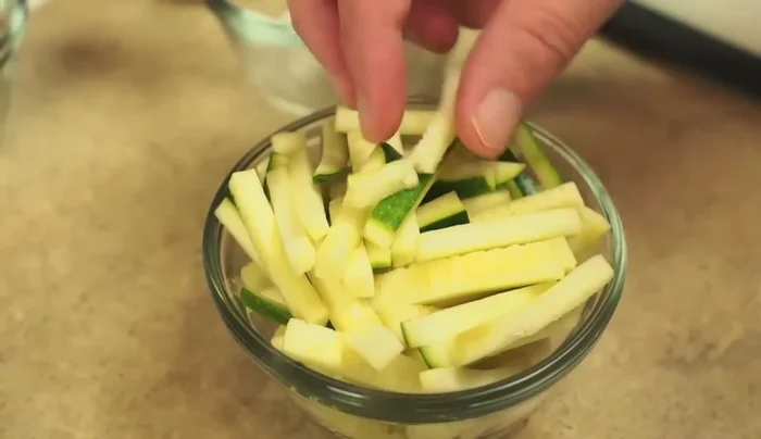 Nel frattempo, preparare le verdure: tagliare a cubetti carote e zucchine, e gli asparagi a pezzetti.
