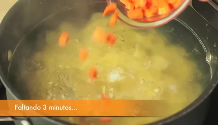 A 3 minuti dalla fine della cottura della pasta, aggiungere le carote.