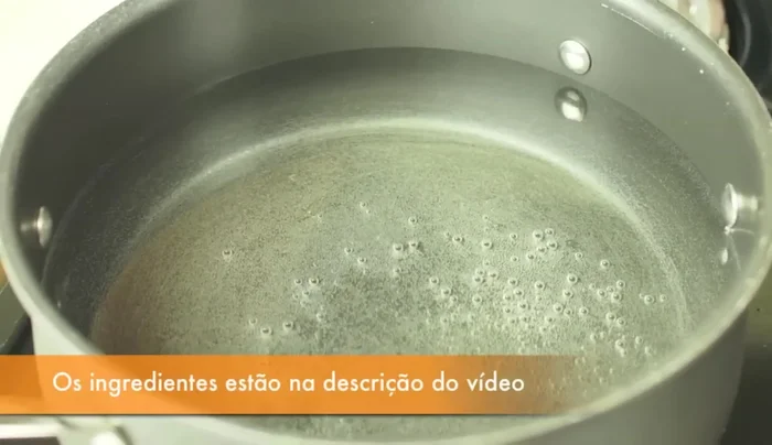 Portare a ebollizione l'acqua in una pentola per la pasta.