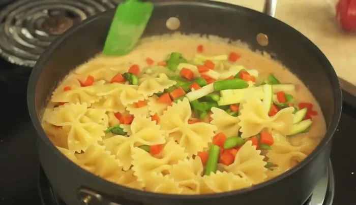 Mescolare bene. Se necessario, riscaldare la salsa a fuoco basso.