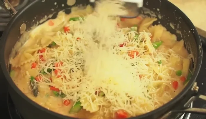 Aggiungere parmigiano grattugiato e basilico fresco.