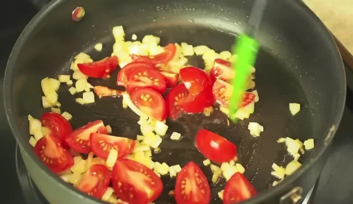 Aggiungere i pomodori tagliati a pezzi e cuocere per 2-3 minuti.