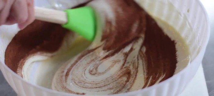 Versare il composto in uno stampo per torta precedentemente imburrato e infarinato.