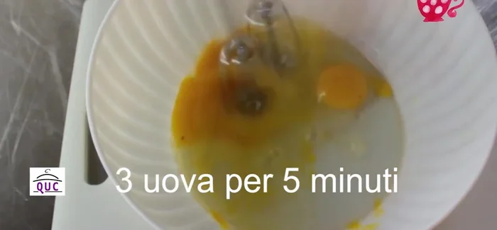 Montare le 3 uova per 5 minuti fino a renderle spumose.