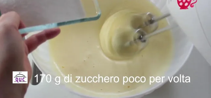 Aggiungere 170 grammi di zucchero poco per volta, continuando a montare per altri 15 minuti.