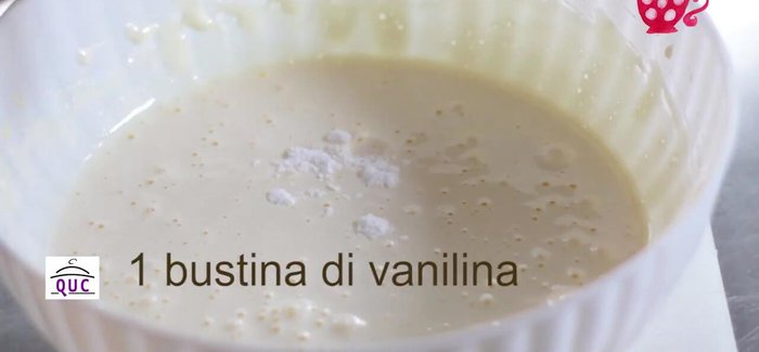 Unire una bustina di aroma di vanillina.