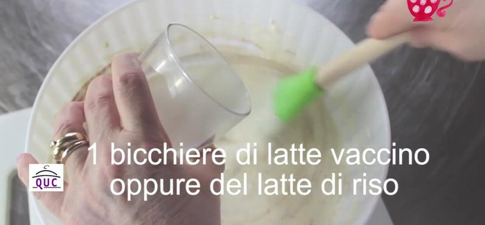 Aggiungere un bicchiere di latte a temperatura ambiente (o latte di riso per intolleranti). Aggiungere un pizzico di sale per evitare che le uova si smontino.