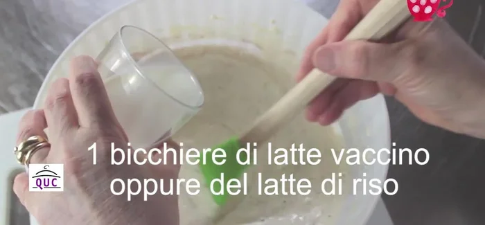 Aggiungere gradualmente la miscela di farina, cacao e lievito alle uova montate, mescolando delicatamente dal basso verso l'alto.