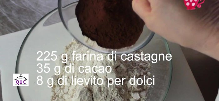 In una ciotola a parte, mescolare 225 grammi di farina di castagne, 35 grammi di cacao e 8 grammi di lievito per dolci. Setacciare il tutto.
