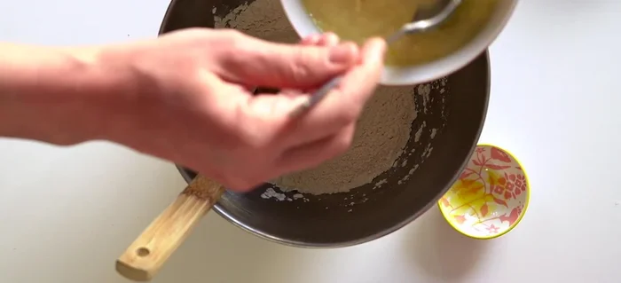 Aggiungere i liquidi preparati precedentemente. Mescolare prima con una spatola, poi con il gancio della planetaria per 6-7 minuti, fino ad ottenere un impasto elastico. [113.14]