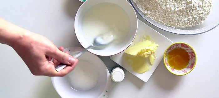 Scaldare il latte e aggiungere il lievito secco. [14.23]