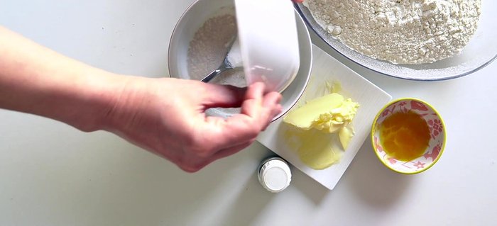 Aggiungere lo zucchero e mescolare bene. Lasciare riposare per 5 minuti. [28.97]