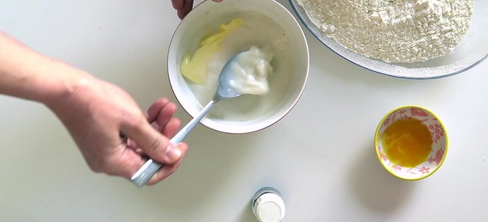 Aggiungere il burro, il mezzo rosso d'uovo e l'essenza di vaniglia. Mescolare. [42.589]