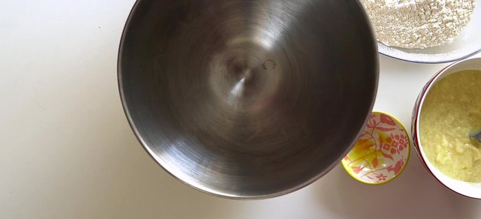 Nella ciotola della planetaria, mettere la farina e un pizzico di sale. [94.539]