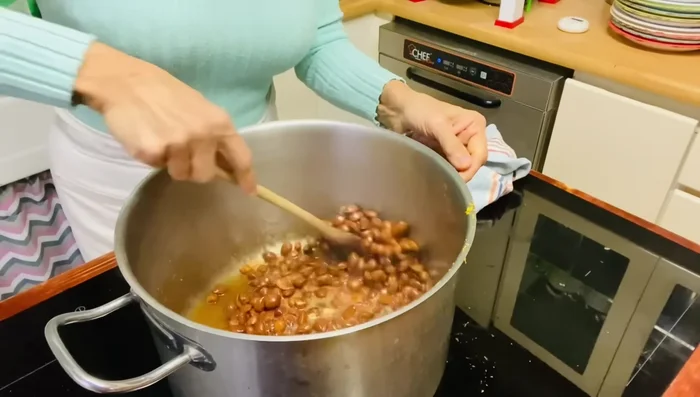 Lo zucchero inizierà a sciogliersi. Continuare a mescolare fino a quando non diventa sabbioso.