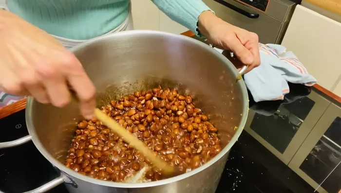 L'acqua evaporerà e lo zucchero inizierà ad addensarsi. Abbassare leggermente la fiamma.