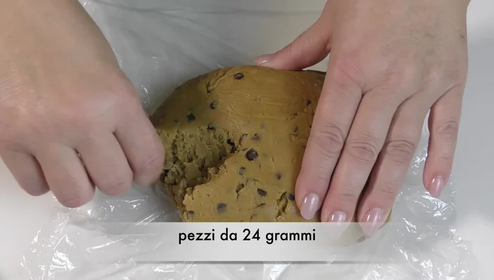 Dopo il riposo, staccare dei pezzi di circa 24 g di impasto e formare delle palline.