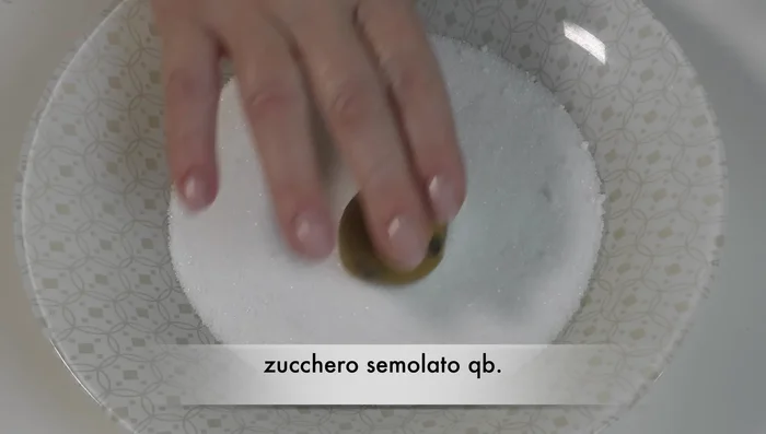 Passare le palline prima nello zucchero semolato e poi nello zucchero a velo.