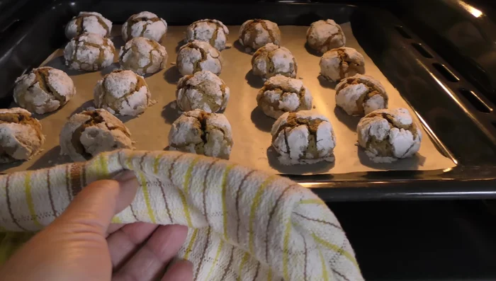 Lasciar raffreddare completamente prima di rimuovere i biscotti dalla teglia.
