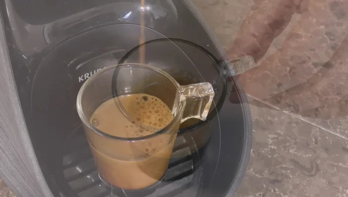 Unire un cucchiaino di caffè solubile alla tazzina.