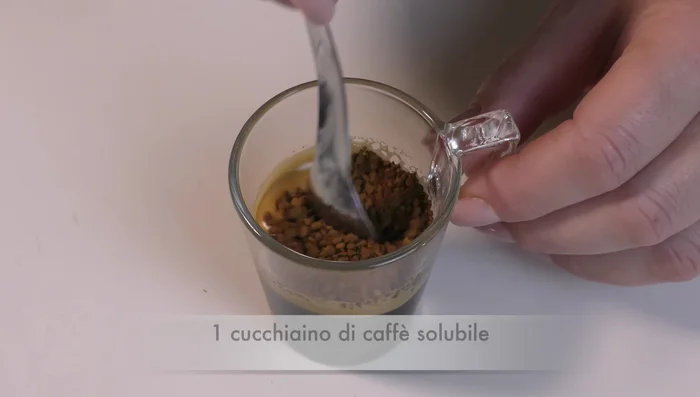 Mescolare bene e far sciogliere il caffè. Mettere da parte.
