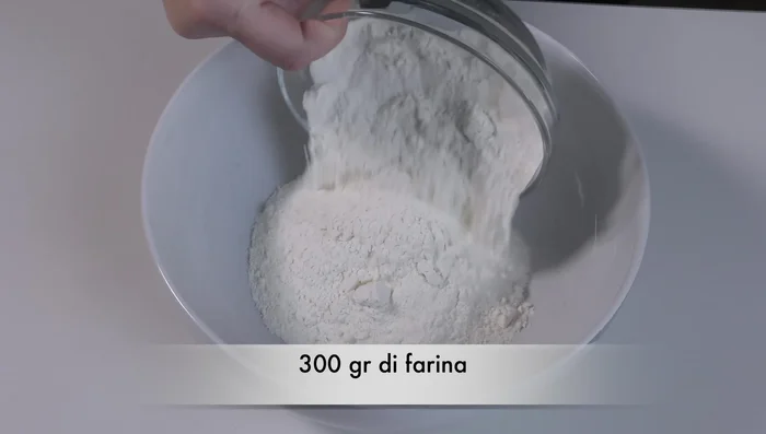 In una ciotola capiente, versare 300 g di farina, un pizzico di sale e 100 g di burro freddo a pezzetti.