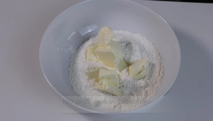 Impastare con le mani fino ad ottenere un composto sabbioso.