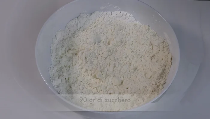 Aggiungere 90 g di zucchero, 1 cucchiaino di lievito, 1 uovo a temperatura ambiente e il caffè preparato in precedenza.
